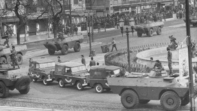 Aglomeração de militares e populares durante o 25 de Novembro de 1975, no Rossio CRÉDITOS: Fundação Mário Soares