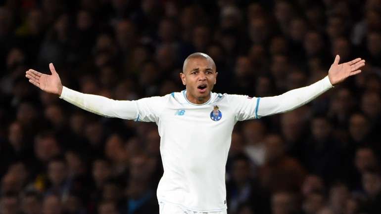 Em vez de ser extremo, Brahimi passou quase uma hora (como Jesús Corona) a fazer de avançado que quase nunca estava na área. Lopetegui disse que o objetivo era "surpreender" o Chelsea com "a falta de referências para os seus centrais". Mas não resultou