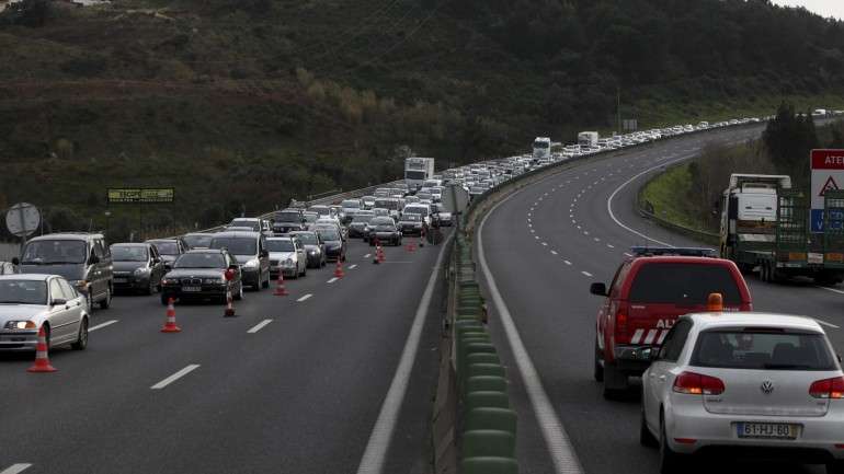 Fotografia de fila na A1 depois de um acidente, em 2014