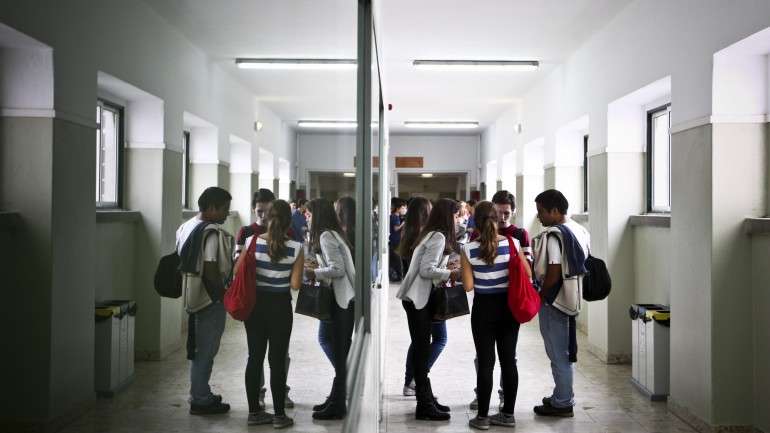 A nota que os alunos têm no exame de português ou matemática representa 30% da avaliação final.