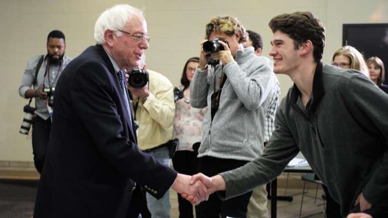 O Comité Nacional Democrata reviu a sua posição e restaurou o acesso de Sanders a uma lista de moradas