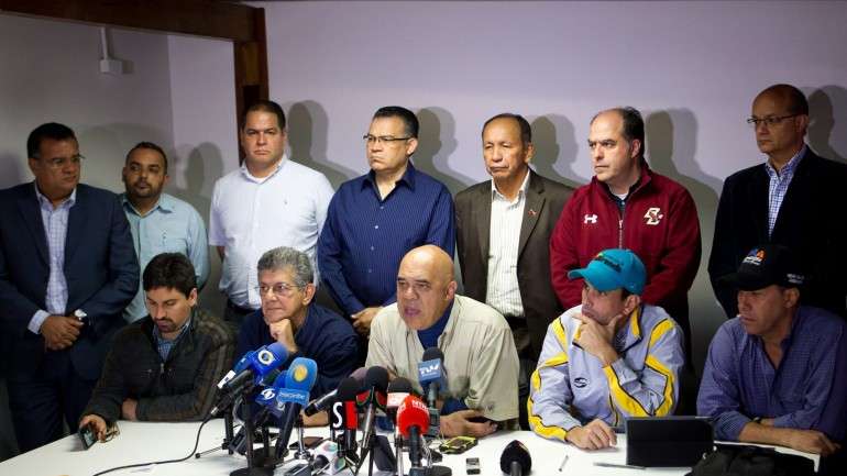 "A Mesa de Unidade Democrática, juntamente com os seus três governadores, quer apresentar a posição pública perante o que não duvidamos em qualificar como uma tentativa de golpe de estado judicial contra a vontade do povo, expressa de forma nítida, clara, retumbante e pacífica do passado 06 de dezembro", disse o secretário executivo da MUD, Jesús Torrealba.