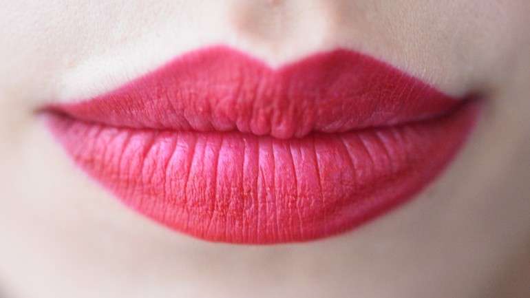 Desde batons a lápis de lábios, blush, pós e cremes, o rosa quartz vai estar um pouco por toda a cosmética.