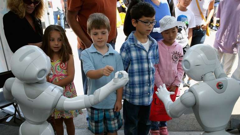 O objetivo é fazer com que os robots aprendam a movimentar-se como as crianças. Ou seja, imitando o que os humanos fazem e explorando vários caminhos para se chegar ao resultado pretendido.