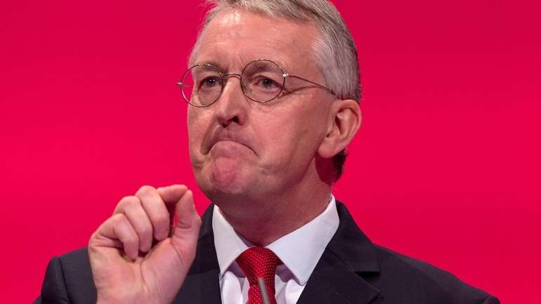Membro do governo sombra dos trabalhistas desafiou abertamente o seu líder, Jeremy Corbyn, que se opôs a esta ação militar
