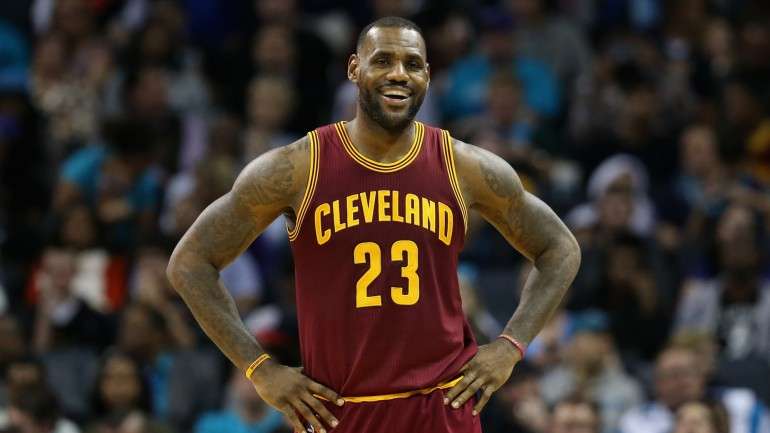 LeBron James assinou o primeiro contrato com a Nike com apenas 18 anos