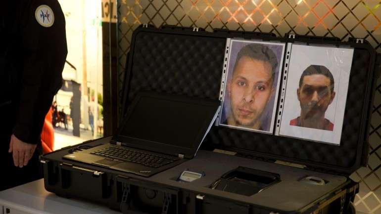 As autoridades acreditam que Salah Abdeslam, de 26 anos, teria um cinto de explosivos na noite dos atentados, mas não o detonou e fugiu para a Bélgica