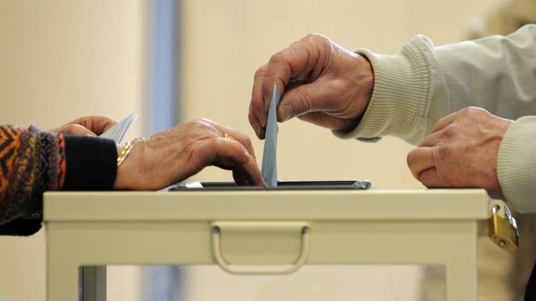 As lideranças políticas de 13 regiões em França e quatro departamentos ultramarinos estão este domingo a votos