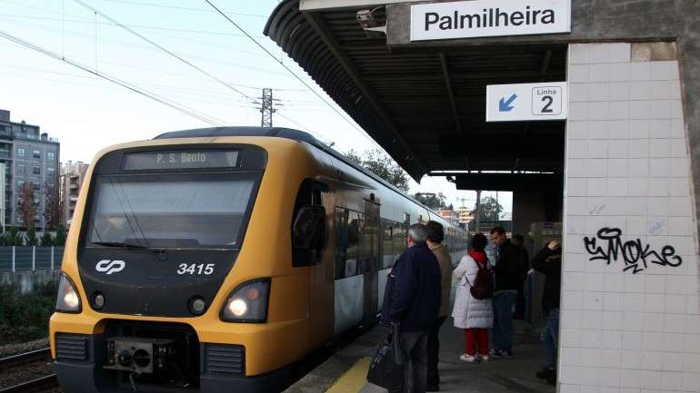 "Backjump" é um fenómeno que consiste em movimentações "relâmpago" para pintar as composições enquanto se encontram momentaneamente paradas na estação