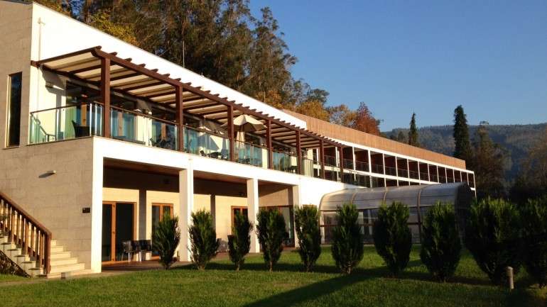 O hotel que abriu em 2011 vai buscar à natureza a energia de que precisa para funcionar. É uma das cinco paragens que recomendamos na região.