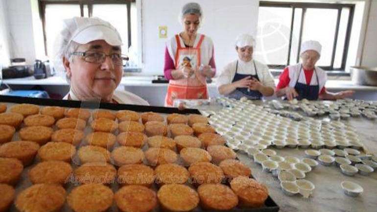 Feito de açúcar, amêndoa, feijão e gema de ovo, aos quais se acrescenta farinha e margarida para a capa do recheio, o pastel de feijão de Torres Vedras "não esconde segredos"