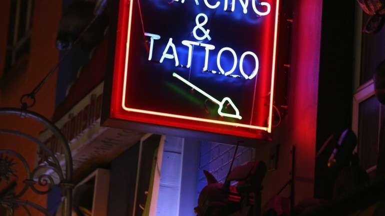 "As Costas de Parker" conta a história de O.E. Parker, que tinha tatuado todo o seu corpo menos as costas