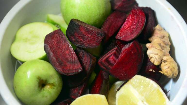 Há sumos detox para libertar toxinas, perder peso, melhorar o sistema imunitário e até ficar com uma pele mais brilhante.