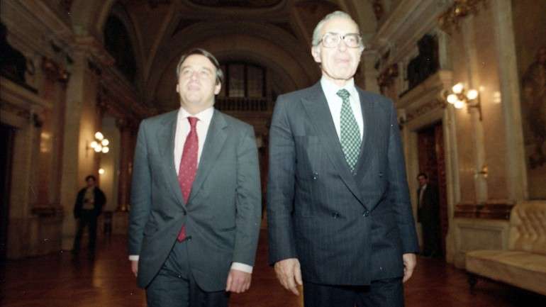António Guterres e Almeida Santos, em 1993, quando eram deputados