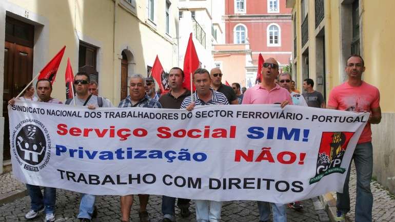 "Entendemos que devemos continuar a manifestar o nosso descontentamento face à intenção de privatizar esta empresa que é estratégica para o país, além de que este processo é altamente lesivo para o erário público", explicou o coordenador da Federação dos Sindicatos dos Transportes e Comunicações (Fectrans), José Manuel Oliveira.