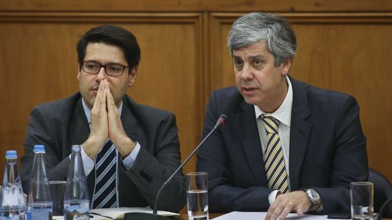 Ricardo Mourinho Félix, à esquerda.