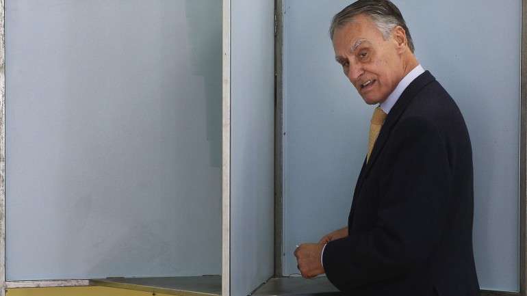 Cavaco não promulgou diploma sobre adoção por casais do mesmo sexo. Na justificação remeteu para exposição feita por grupo de "reputados juristas"