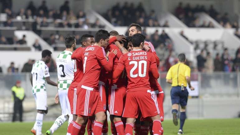 Anderson Talisca marcou dois golos e um golaço enquanto Nico Gaitán fez dois, no jogo em que o argentino regressou da lesão