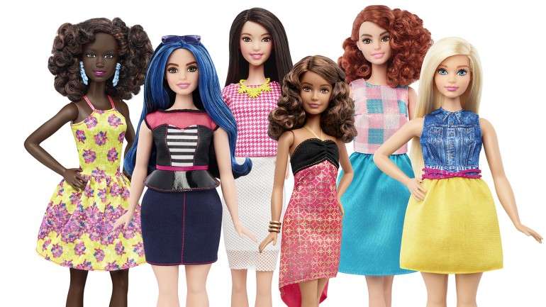 A Barbie nasceu há 57 anos, pela imaginação de Ruth Handler. Hoje já não há "uma Barbie" -- há "várias Barbies".