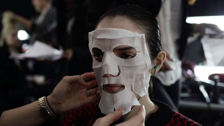 As máscaras são a sua boia de salvação porque vão fornecer nutrição profunda e fazer com que a pele fique com uma aparência saudável à superfície.