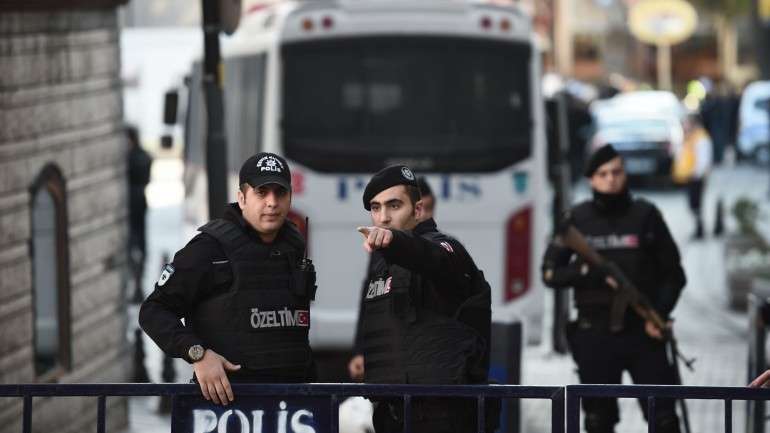 A zona de Sultanahmet atrai normalmente uma grande afluência de turistas.