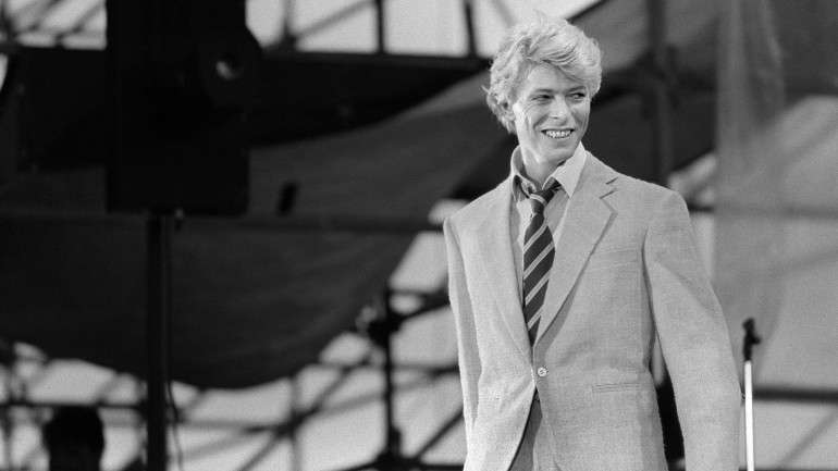 David Bowie tinha ambos os olhos azuis, mas uma luta provocou a dilatação de uma das pupilas modificando-lhe o olho