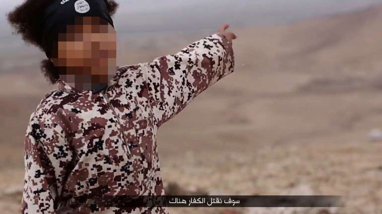 Esta imagem foi retirada do primeiro vídeo onde aparece o rapaz que já é conhecido como "Jihadi Junior"