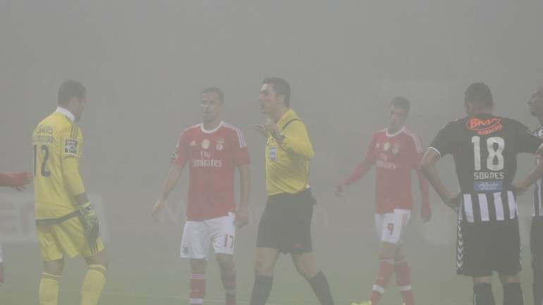 Maldito nevoeiro. É a terceira vez esta época que este fenómeno climatérico interrompe um jogo de futebol no Estádio da Chopana