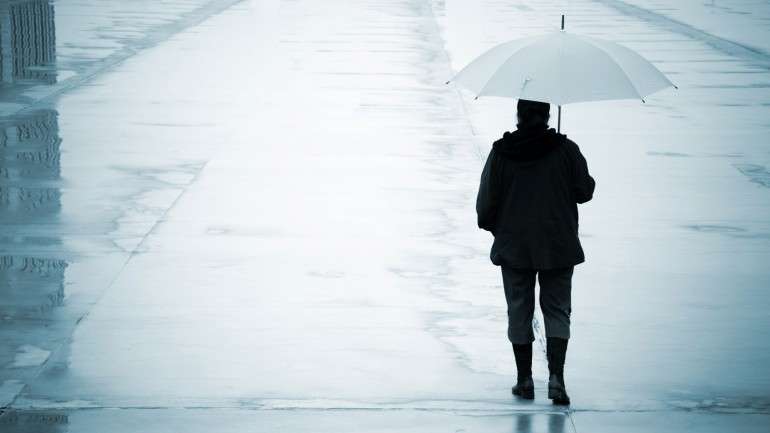 Em dias de chuva, nem o chapéu mais colorido consegue dar vida a um tempo tão cinzento. Mas existem formas de contrariar o mau-humor típico do inverno (sem ser mudar-se para o outro hemisfério).