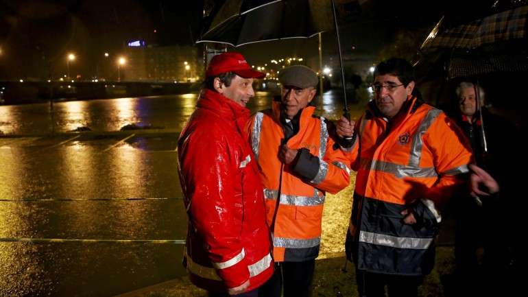 Marcelo foi ver a enchente do Tua, em Mirandela