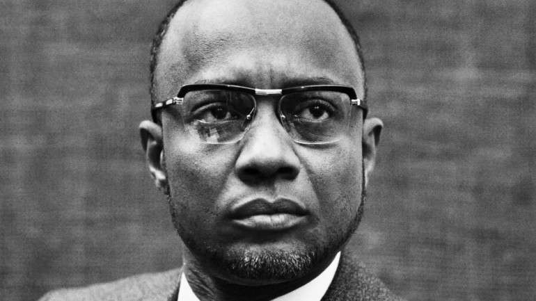 "São cartas íntimas para aquela que foi, respetivamente no tempo, colega de curso, namorada, esposa e companheira de luta. Cartas de amor e/ou cartas com amor, ao mesmo tempo que, em linhas ou nas entrelinhas, se inferem os tempos históricos e os lugares", adianta a sinopse da obra.