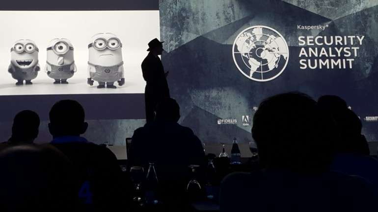 Especialistas em segurança informática disfarçados de espiões e detectives. Uma brincadeira para levar a sério
