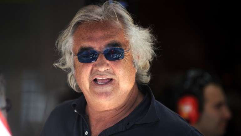 Este já não é o rosto do milionário italiano Flavio Briatore.