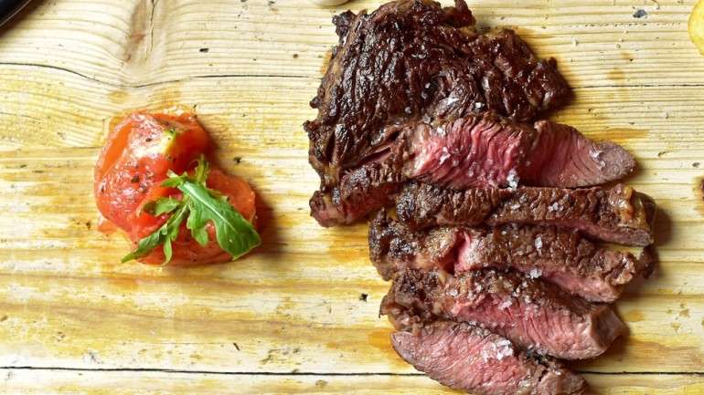 Carne wagyu, chateaubriand, costeletões, lombo, tomahawk, T-Bone e chuletón parecem ser os pratos que os portuenses mais procuram por estes dias. Este é do RIB, na Ribeira.