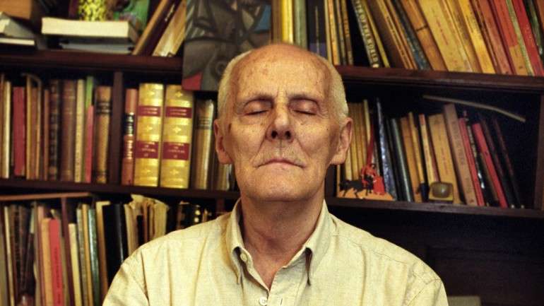 Mário Cesariny morreu em novembro de 2006 e foi sepultado no Cemitério dos Prazeres