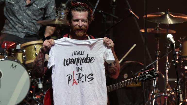 Jesse Hughes atuou com uma guitarra tricolor e recebeu um cachecol em tricot com as cores da bandeira francesa