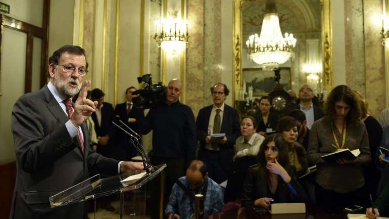 Com o partido acossado por escândalos de corrupção, Mariano Rajoy tem conseguido sobreviver - e continua a lutar por mais um mandato governamental