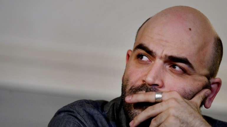Em 2006 o então ministro do Interior italiano, Giuliano Amato, garantiu ao escritor escolta policial e um esconderijo seguro. Ou seja, desde essa altura ninguém sabe por onde anda Saviano.