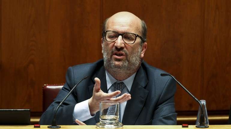 Matos Fernandes considera que a Uber podia contratar taxistas. E quer taxar a caça com chumbo