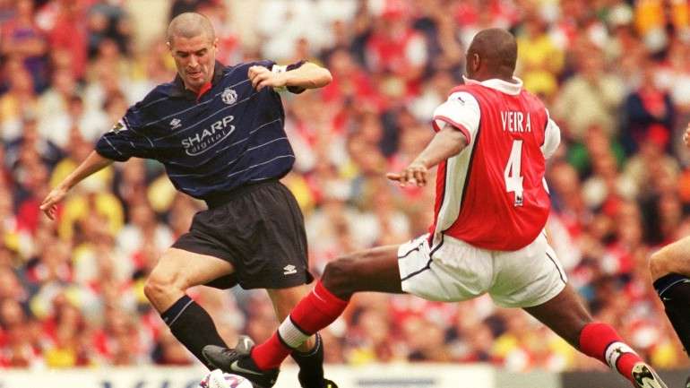 Roy Keane contra Patrick Vieira. No relvado era um duelo dos duros e uma vez quase se pegaram no túnel dos balneários. Não podiam ser expulsos na altura, mas bulhas antes do jogo começar vão passar a poder dar direito a cartão vermelho