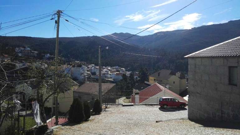 O Sabugueiro localiza-se em pleno Parque Natural da Serra da Estrela, a 1.100 metros de altitude