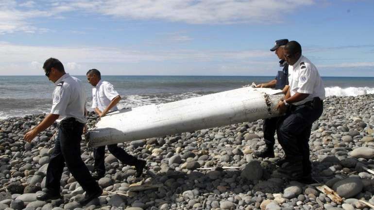 Moçambique entregou segunda-feira a um grupo de peritos malaios uma peça encontrada no sul do país que pode pertencer ao avião da Malaysia Airlines