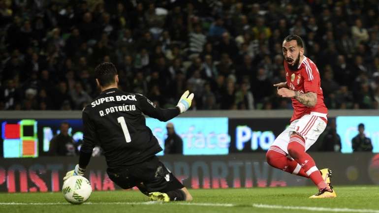 Foi aos 20' que Kostas Mitroglou marcou o 15.º golo no campeonato e o segundo consecutivo em dérbis jogados em Alvalade