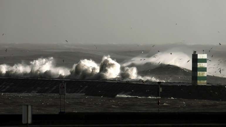O IPMA prevê ondas de noroeste com 2,5 a 3,5 metros na costa ocidental e na costa sul ondas de sudoeste inferiores a um metro