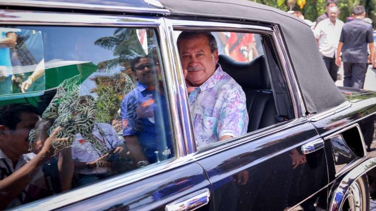 O Sultão de Johor tem atualmente 57 anos de idade.
