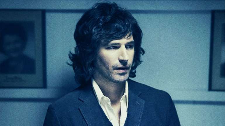 Pete Yorn, no recorte da capa de "ArrangingTime"