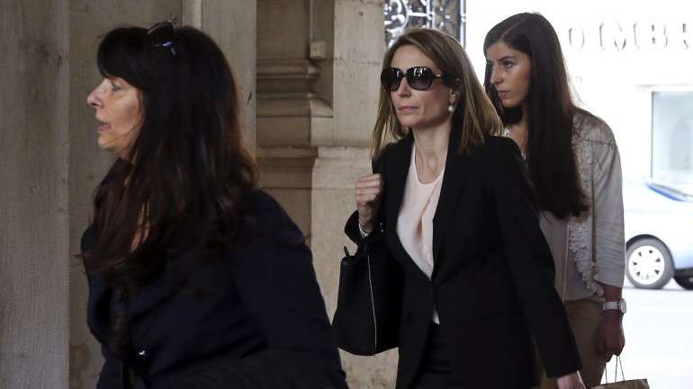 A inspetora da Judiciária Ana Saltão acompanha pelas advogadas à entrada do tribunal de Coimbra