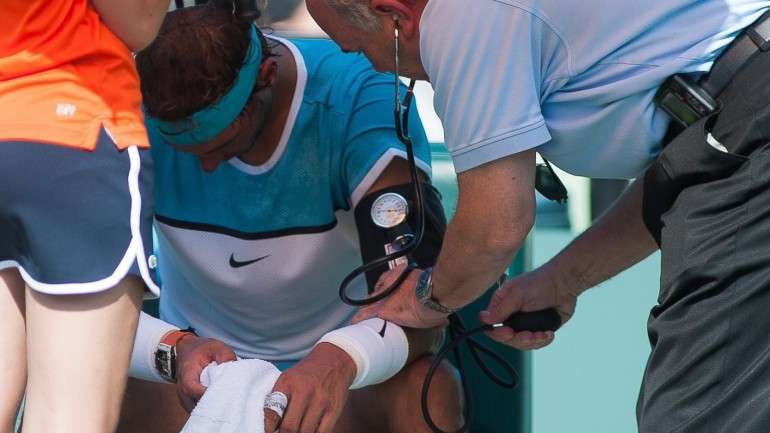 Nadal, que venceu facilmente o primeiro 'set' por claro 6-2, começou a sentir-se mal e pediu assistência médica.