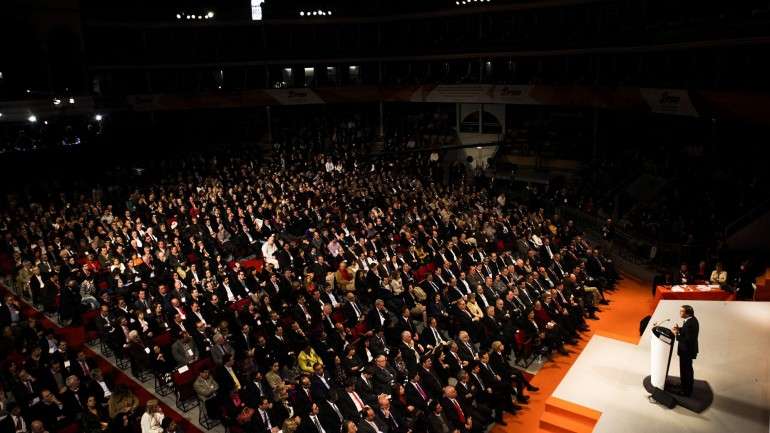 Um contra todos. É um líder incontestado, por um lado, mas muitos são os que duvidam da estratégia de Passos na oposição