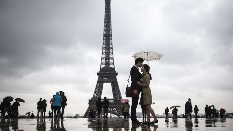 Somos levados a acreditar que grandes sentimentos pedem grandes declarações de amor e pedidos de casamento no topo da Torre Eiffel. Mas grandes expectativas levam a grandes desilusões.